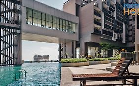 Imperio Residence Seafront By Perfect Host